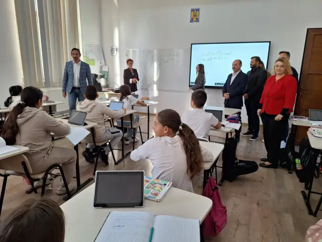 Foto Elevii din Slatina au tablete şi table inteligente achiziţionate de Primărie cu fonduri europene. Emil Moţ: Este cel mai mare proiect de digitalizare accesat vreodată în județul Olt (FOTO)