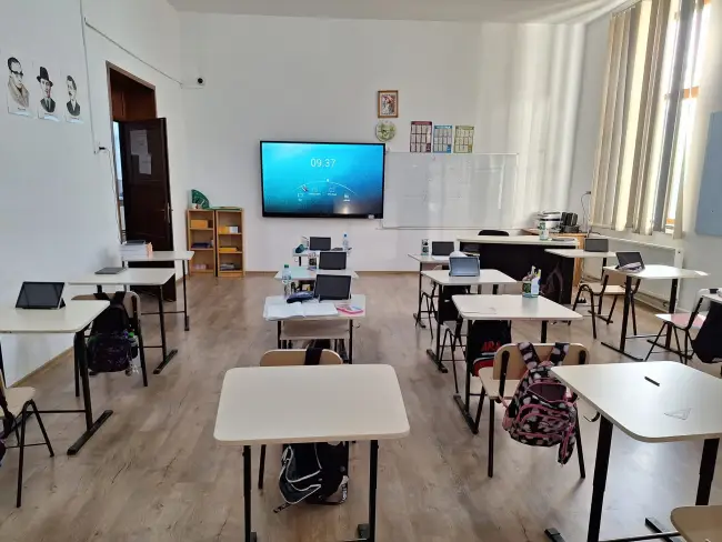 Foto Elevii din Slatina au tablete şi table inteligente achiziţionate de Primărie cu fonduri europene. Emil Moţ: Este cel mai mare proiect de digitalizare accesat vreodată în județul Olt (FOTO)