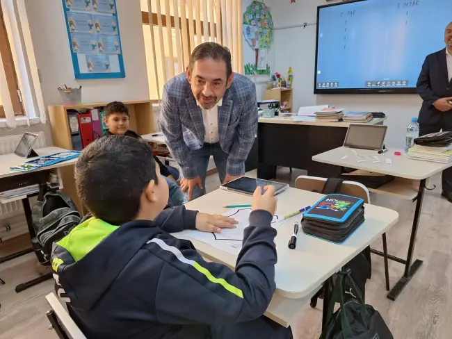 Foto Elevii din Slatina au tablete şi table inteligente achiziţionate de Primărie cu fonduri europene. Emil Moţ: Este cel mai mare proiect de digitalizare accesat vreodată în județul Olt (FOTO)