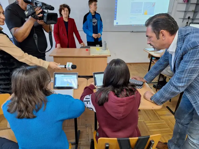 Foto Elevii din Slatina au tablete şi table inteligente achiziţionate de Primărie cu fonduri europene. Emil Moţ: Este cel mai mare proiect de digitalizare accesat vreodată în județul Olt (FOTO)
