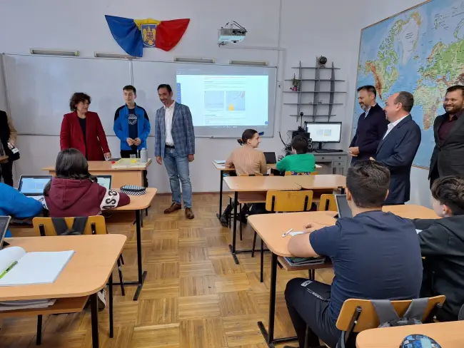 Foto Elevii din Slatina au tablete şi table inteligente achiziţionate de Primărie cu fonduri europene. Emil Moţ: Este cel mai mare proiect de digitalizare accesat vreodată în județul Olt (FOTO)