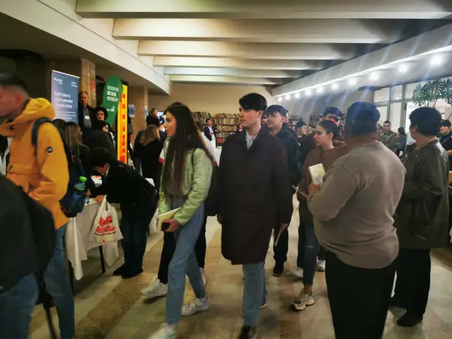 Foto VIDEO&FOTO. Peste 800 de locuri de muncă vacante în Olt. Puţine persoane s-au prezentat la Bursa Locurilor de Muncă pentru Absolvenţi