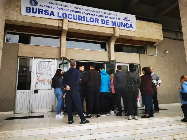 Foto VIDEO&FOTO. Peste 800 de locuri de muncă vacante în Olt. Puţine persoane s-au prezentat la Bursa Locurilor de Muncă pentru Absolvenţi