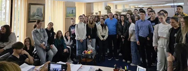 Foto FOTO. „Şcoala Altfel”, la sediul CJ Olt. Peste 50 de elevi ai Liceului Titulescu din Slatina, faţă în faţă cu preşedintele Marius Oprescu