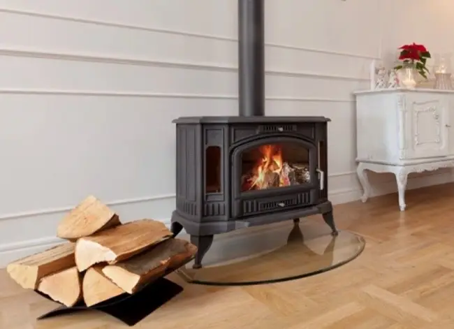 Foto Cauți o sobă veche doar pentru design? Alege sobele noi care imită stilul rustic la un preț mai bun!