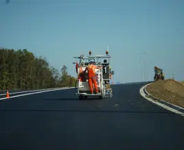 Foto Se aplică marcajele pe Tronsonul 3 al Drumului Expres Craiova-Piteşti (FOTO)