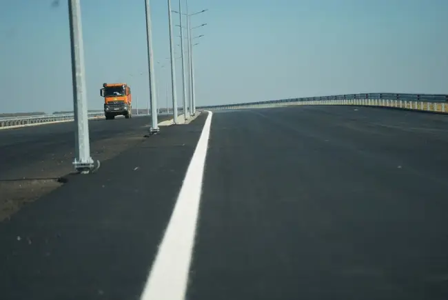 Foto Se aplică marcajele pe Tronsonul 3 al Drumului Expres Craiova-Piteşti (FOTO)