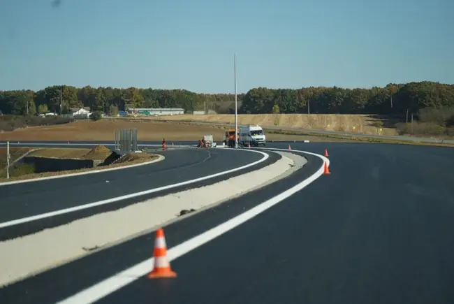 Foto Se aplică marcajele pe Tronsonul 3 al Drumului Expres Craiova-Piteşti (FOTO)