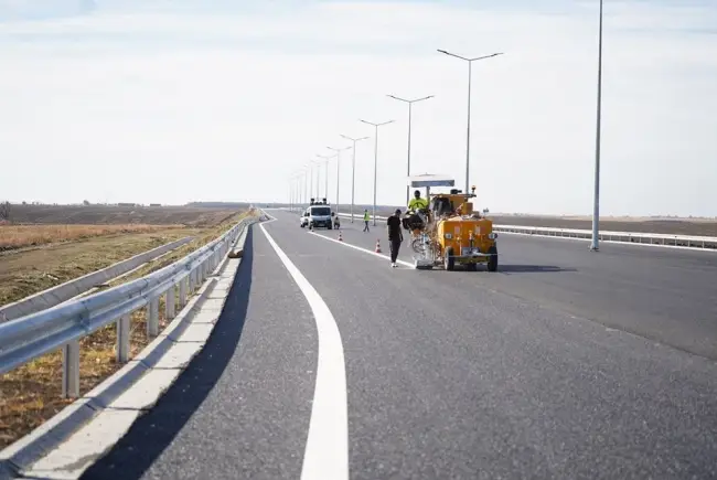 Foto Se aplică marcajele pe Tronsonul 3 al Drumului Expres Craiova-Piteşti (FOTO)