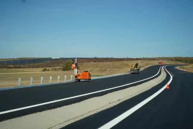 Foto Se aplică marcajele pe Tronsonul 3 al Drumului Expres Craiova-Piteşti (FOTO)