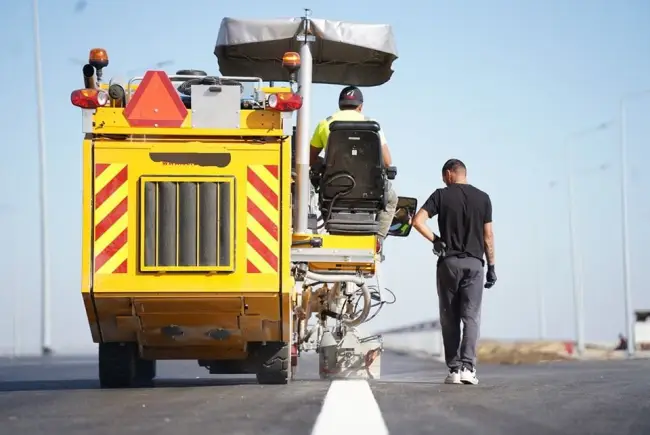 Foto Se aplică marcajele pe Tronsonul 3 al Drumului Expres Craiova-Piteşti (FOTO)
