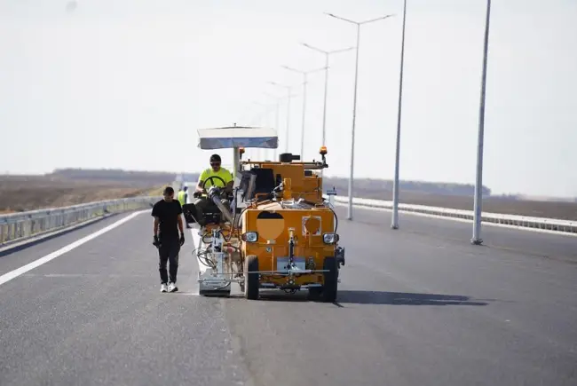 Foto Se aplică marcajele pe Tronsonul 3 al Drumului Expres Craiova-Piteşti (FOTO)