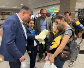 Foto Familii din judeţul Olt, repatriate din Fâşia Gaza (VIDEO)