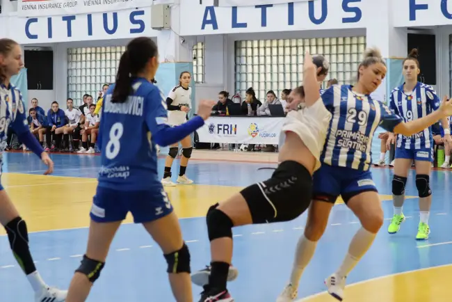 Foto    FOTO&VIDEO. CSM Slatina învinge, scor 35-28, Unirea Slobozia, prima echipă ce a pus probleme jucătoarelor lui Attila Horvath