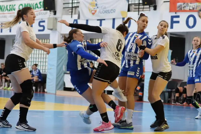 Foto    FOTO&VIDEO. CSM Slatina învinge, scor 35-28, Unirea Slobozia, prima echipă ce a pus probleme jucătoarelor lui Attila Horvath