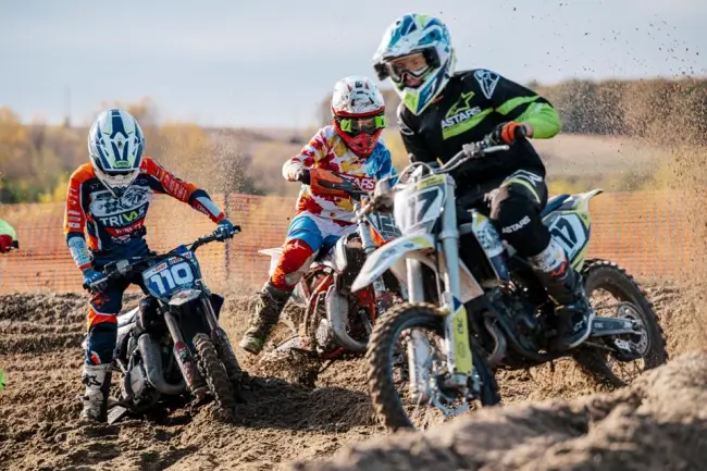 Foto Zeci de amatori de motocross şi enduro, la Motocross Cup, organizată la Voineasa (FOTO&VIDEO)