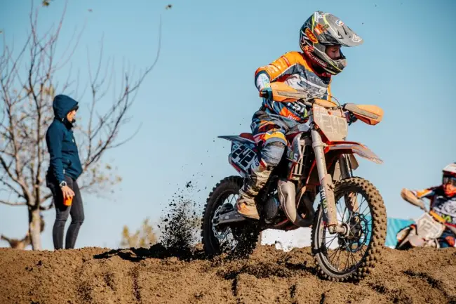 Foto Zeci de amatori de motocross şi enduro, la Motocross Cup, organizată la Voineasa (FOTO&VIDEO)