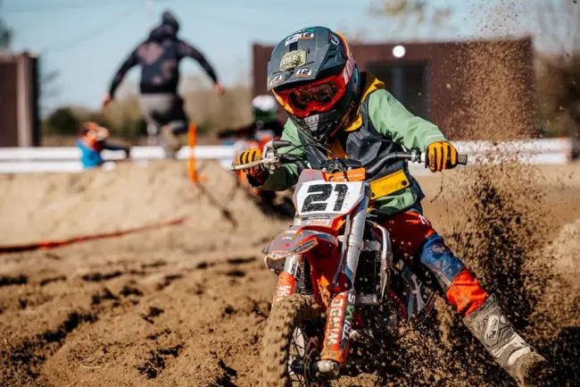 Foto Zeci de amatori de motocross şi enduro, la Motocross Cup, organizată la Voineasa (FOTO&VIDEO)