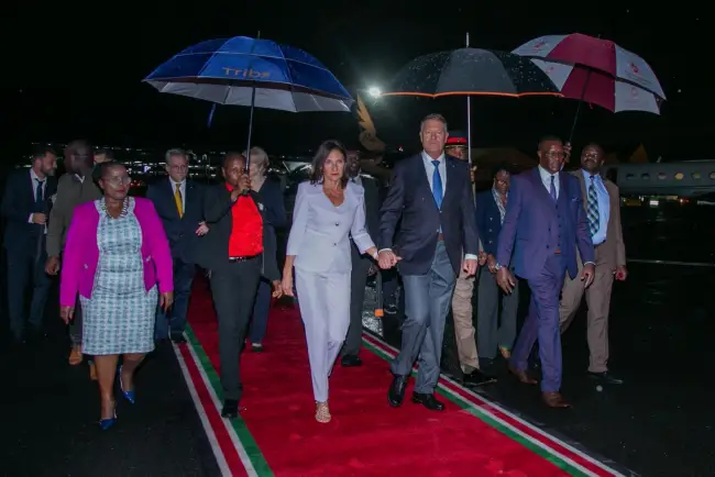 Foto Primele imagini cu preşedintele Klaus Iohannis în turneul din Africa. Kenia, prima ţară vizitată. FOTO