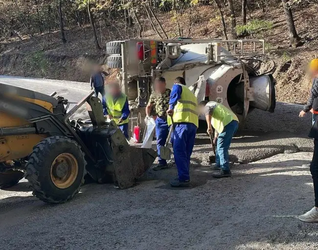 Foto Betonieră răsturnată la Teslui. Şoferul a fost transportat la SJU Slatina