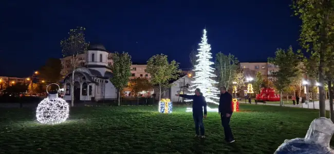 Foto S-a aprins iluminatul festiv din Slatina. Probe făcute de Primărie, în Parcul Tineretului