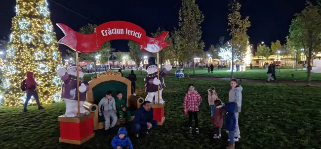 Foto S-a aprins iluminatul festiv din Slatina. Probe făcute de Primărie, în Parcul Tineretului