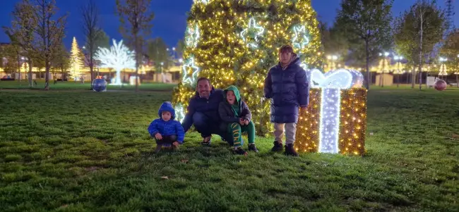 Foto S-a aprins iluminatul festiv din Slatina. Probe făcute de Primărie, în Parcul Tineretului