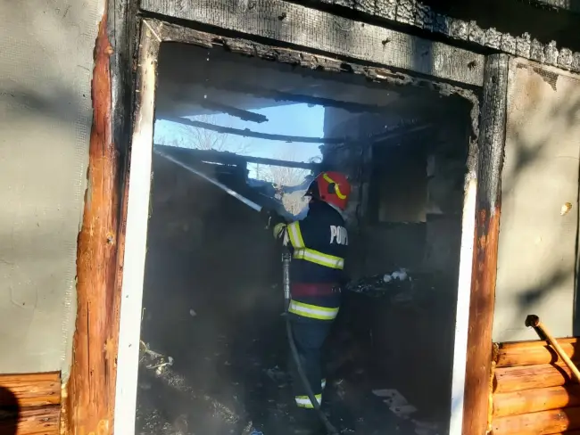 Foto Anexă şi locuinţă din Potcoava, afectate de un incendiu (FOTO)