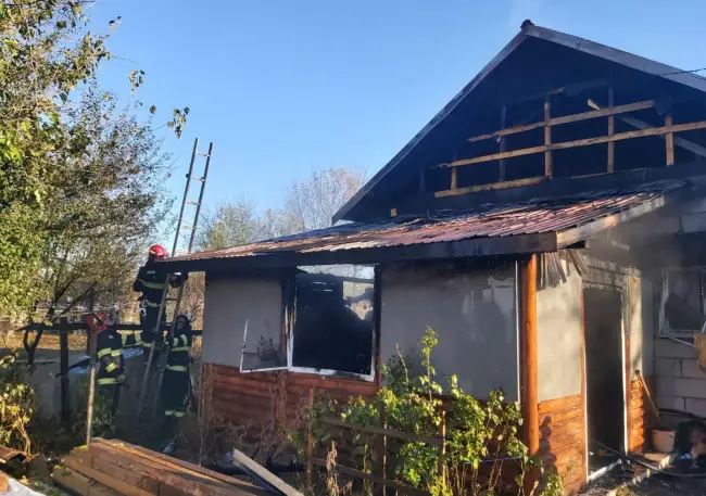 Foto Anexă şi locuinţă din Potcoava, afectate de un incendiu (FOTO)
