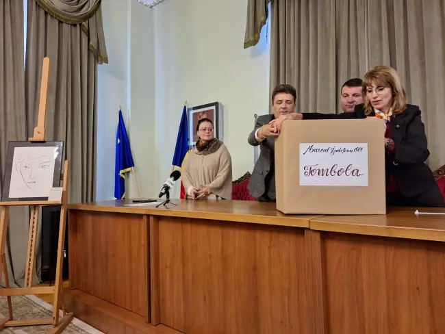 Foto Metodă inedită pentru atragerea de vizitatori, la Muzeul Judeţean Olt. Litografie semnată de un celebru pictor francez, oferită în urma unei tombole (FOTO)