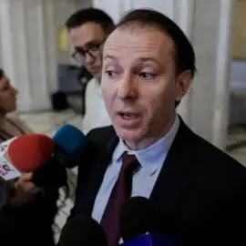 Foto Se cere ridicarea imunităţii lui Cîţu, Vlad Voiculescu şi Ioanei Mihăilă. Procurorii DNA spun că au comandat mai multe vaccinuri împotriva COVID decât era nevoie, prejudiciul fiind de un miliard de euro