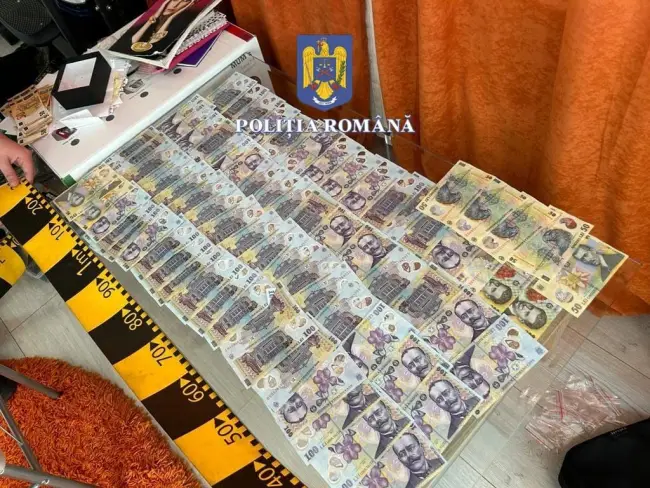 Foto Percheziţii la Slatina, într-un dosar de evaziune şi contrabandă. Poliţiştii au găsit în locuinţa unei tinere bijuterii şi importante sume de bani