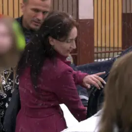 Foto Eleva din Oradea, care şi-a înjunghiat pedagogul pentru că a prins-o cu iubitul în internat a fost reţinută pentru tentativă de omor