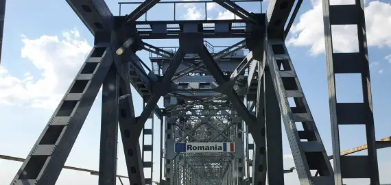 Foto Circulaţia pe Podul Giurgiu - Ruse se desfăşoară pe o singură bandă până pe 22 decembrie
