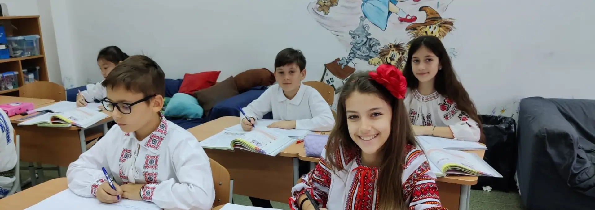 Foto Elevii de la „Minulescu”, felicitaţi de primarul Moţ: Au venit la şcoală în costum popular, pentru a marca Ziua Naţională (FOTO)