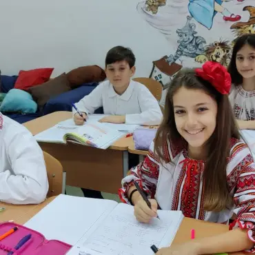 Foto Elevii de la „Minulescu”, felicitaţi de primarul Moţ: Au venit la şcoală în costum popular, pentru a marca Ziua Naţională (FOTO)