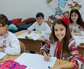 Foto Elevii de la „Minulescu”, felicitaţi de primarul Moţ: Au venit la şcoală în costum popular, pentru a marca Ziua Naţională (FOTO)