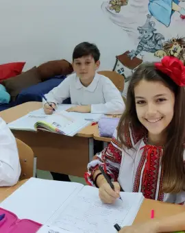 Foto Elevii de la „Minulescu”, felicitaţi de primarul Moţ: Au venit la şcoală în costum popular, pentru a marca Ziua Naţională (FOTO)