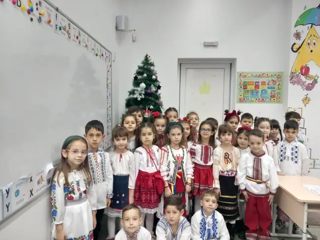 Foto Elevii de la „Minulescu”, felicitaţi de primarul Moţ: Au venit la şcoală în costum popular, pentru a marca Ziua Naţională (FOTO)
