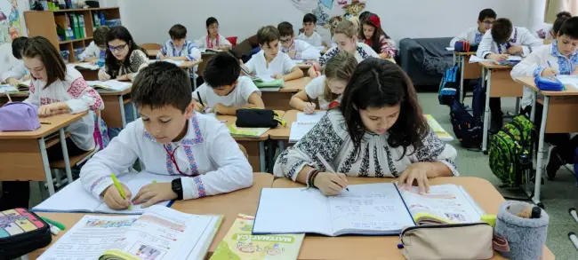 Foto Elevii de la „Minulescu”, felicitaţi de primarul Moţ: Au venit la şcoală în costum popular, pentru a marca Ziua Naţională (FOTO)