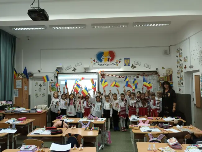 Foto Elevii de la „Minulescu”, felicitaţi de primarul Moţ: Au venit la şcoală în costum popular, pentru a marca Ziua Naţională (FOTO)