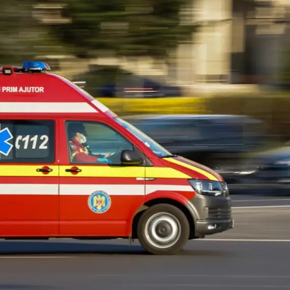Foto Microbuz răsturnat, pe Centura Caracalului. Cinci persoane, la spital 
