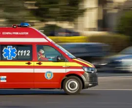 Foto Microbuz răsturnat, pe Centura Caracalului. Cinci persoane, la spital 