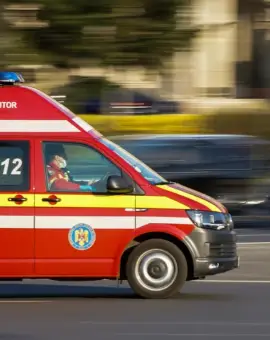 Foto Microbuz răsturnat, pe Centura Caracalului. Cinci persoane, la spital 