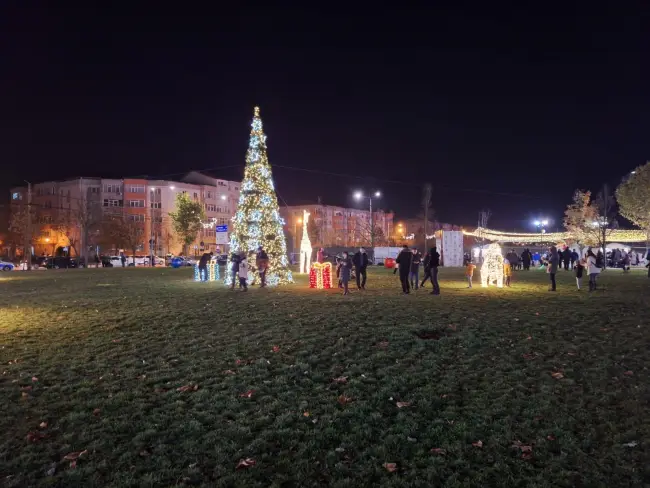 Foto Start la Sărbători, în Slatina. Emil Moţ a aprins iluminatul festiv şi a deschis Târgul de Crăciun (FOTO&VIDEO)