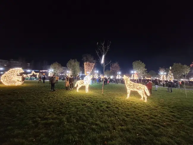 Foto Start la Sărbători, în Slatina. Emil Moţ a aprins iluminatul festiv şi a deschis Târgul de Crăciun (FOTO&VIDEO)