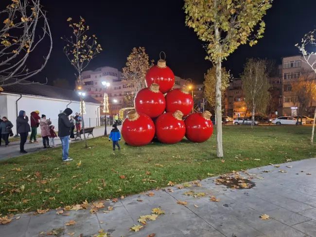 Foto Start la Sărbători, în Slatina. Emil Moţ a aprins iluminatul festiv şi a deschis Târgul de Crăciun (FOTO&VIDEO)