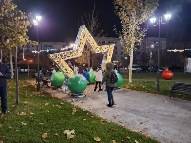 Foto Start la Sărbători, în Slatina. Emil Moţ a aprins iluminatul festiv şi a deschis Târgul de Crăciun (FOTO&VIDEO)