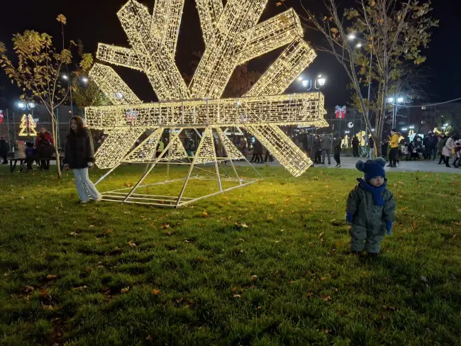 Foto Start la Sărbători, în Slatina. Emil Moţ a aprins iluminatul festiv şi a deschis Târgul de Crăciun (FOTO&VIDEO)