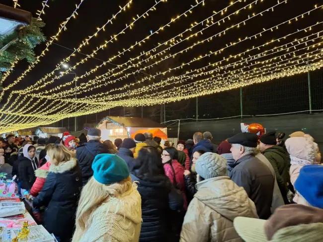 Foto Start la Sărbători, în Slatina. Emil Moţ a aprins iluminatul festiv şi a deschis Târgul de Crăciun (FOTO&VIDEO)